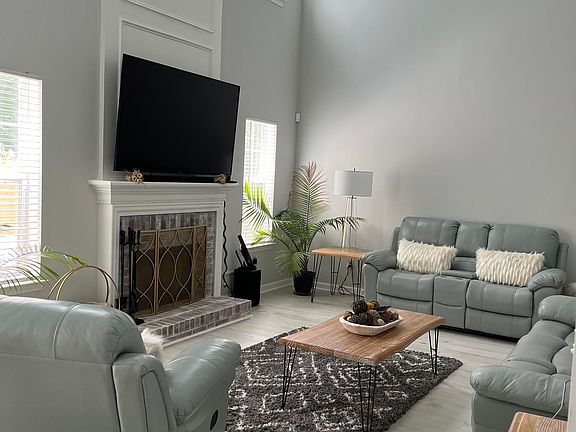 4th image of 1055 Laurel Cove Dr