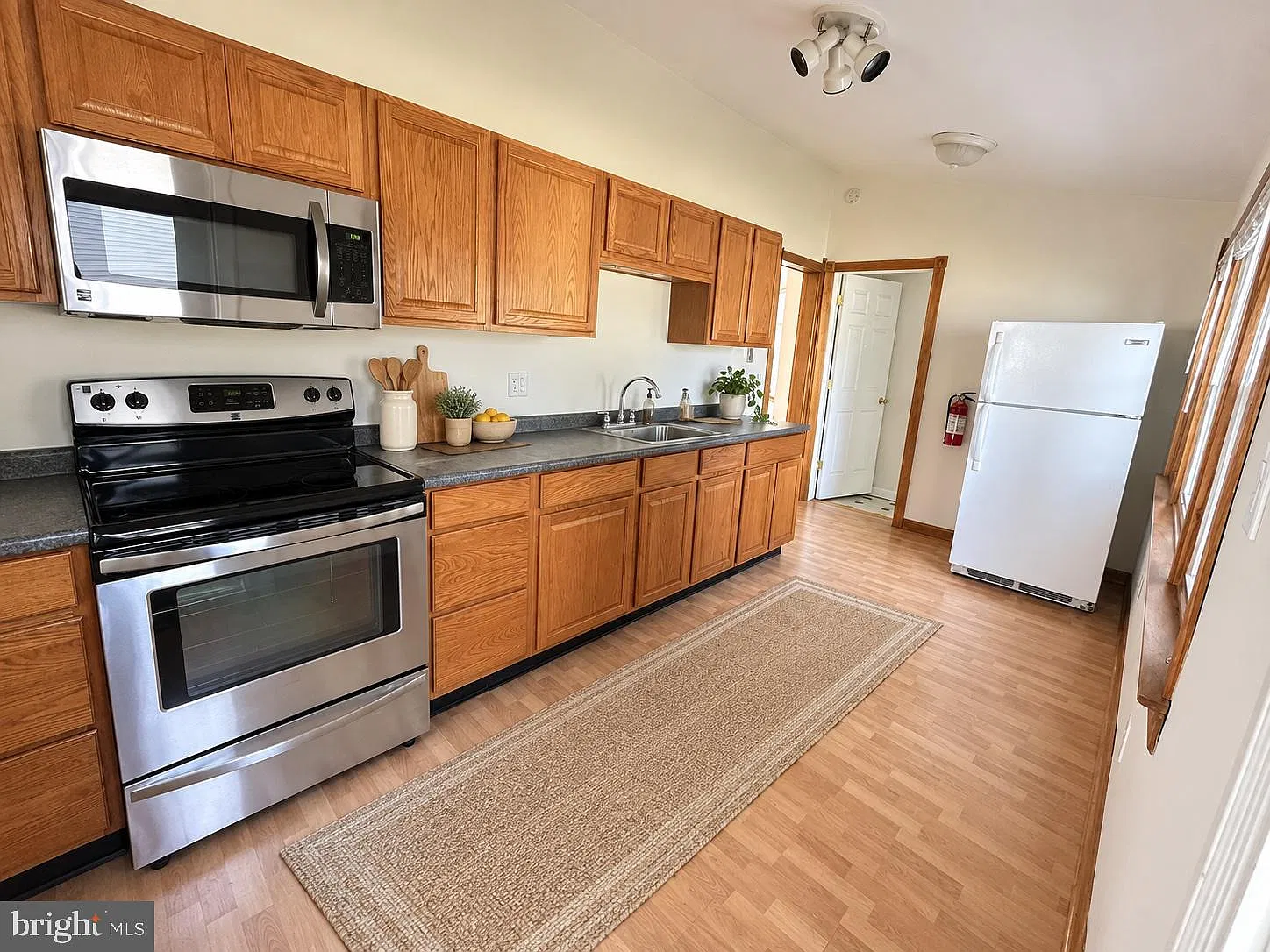2 bed, 1.0 bath, 1884 sqft, $2,150 — Photo 3