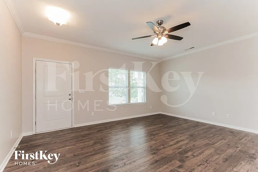 4 bed, 2.5 bath, 2048 sqft, $2,405 — Photo 4