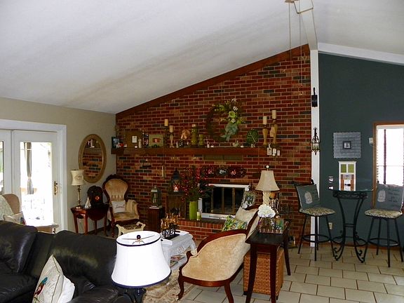 5th image of 210 Vicki Dr