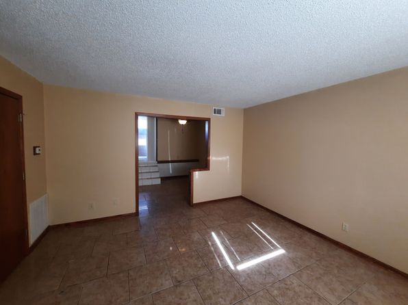 $795 - 2 bedroom/ 1 bathroom - Check out this bi-level apartment!, 4606 W Maple St, Wichita, KS 67209