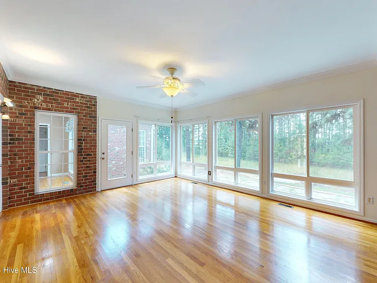 1140 Greenbriar Dr — Photo 11