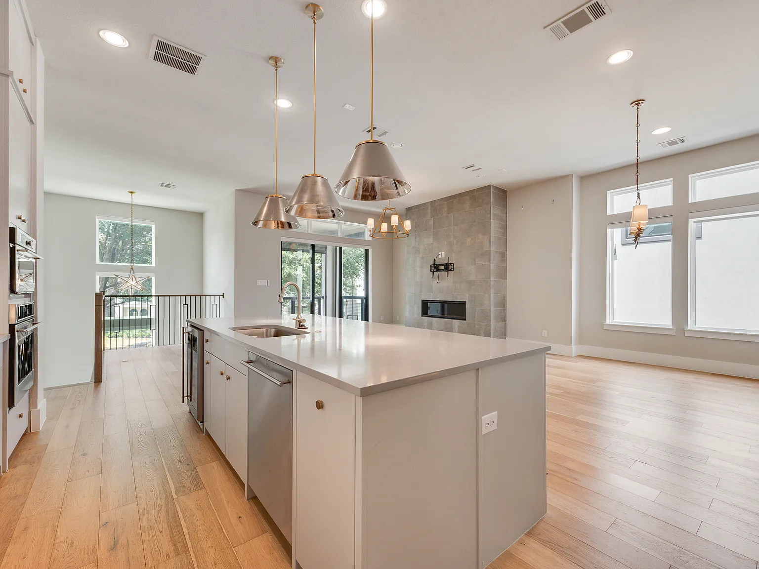 3 bed, 2.5 bath, 2133 sqft, $4,799 — Photo 4