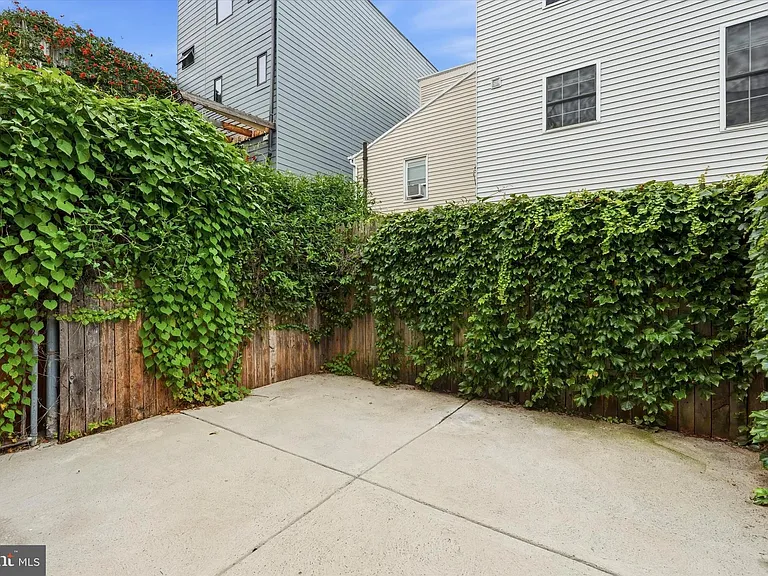 530 E Thompson St — Photo 7