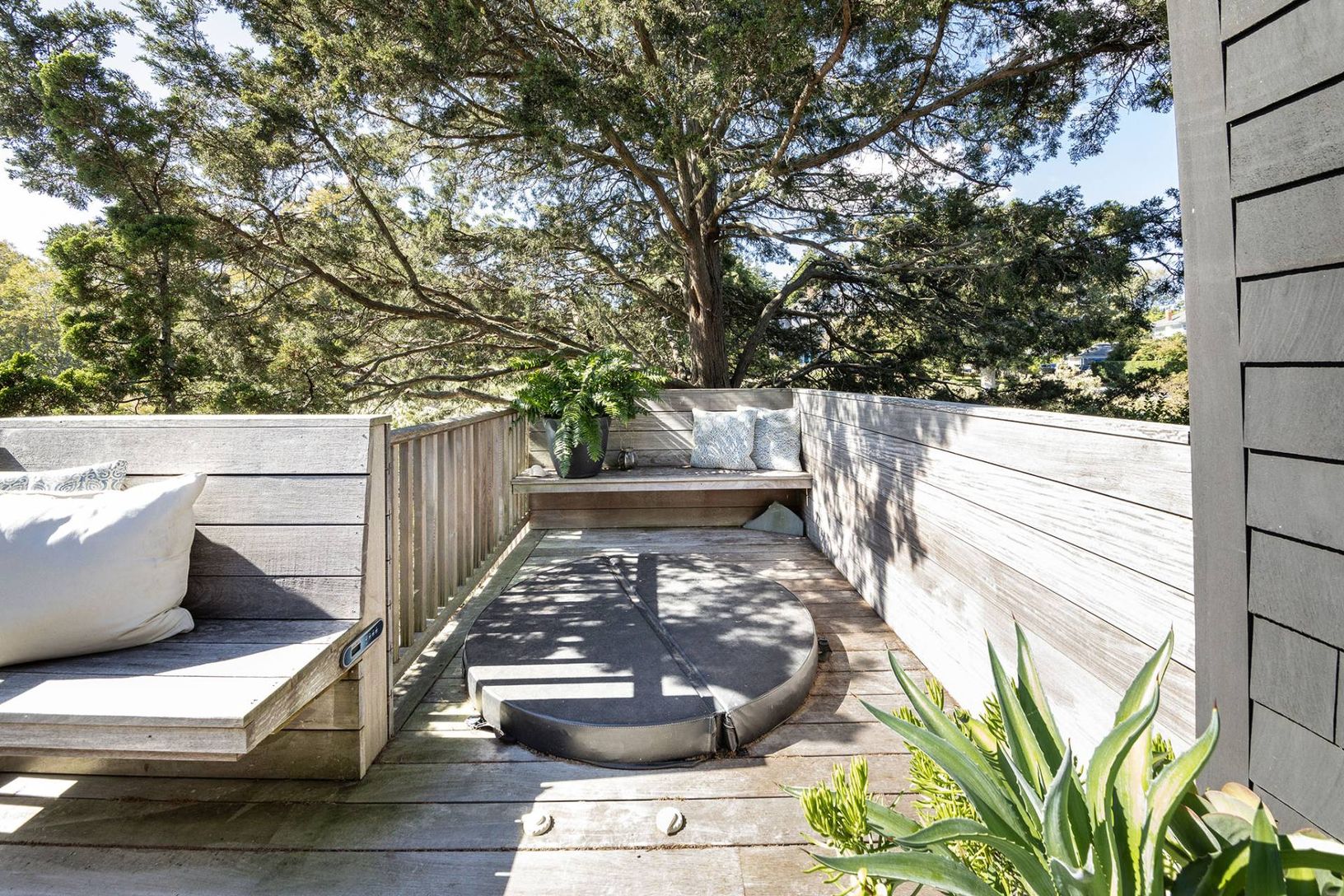  Deck with cedar jacuzzi 