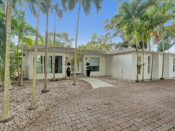 2220 NE 204th St, Miami, FL 33180