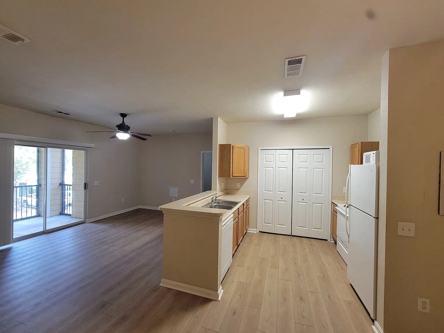 2 bed, 1012 sqft, $1,475 — Photo 4