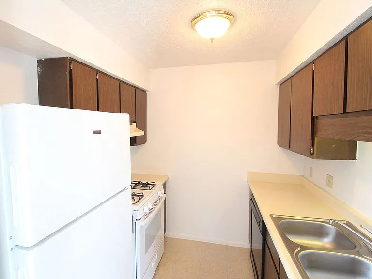 Carriage House Apartments — Photo 11