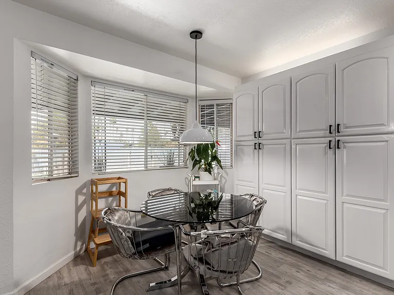 2042 E Laguna Dr — Photo 4