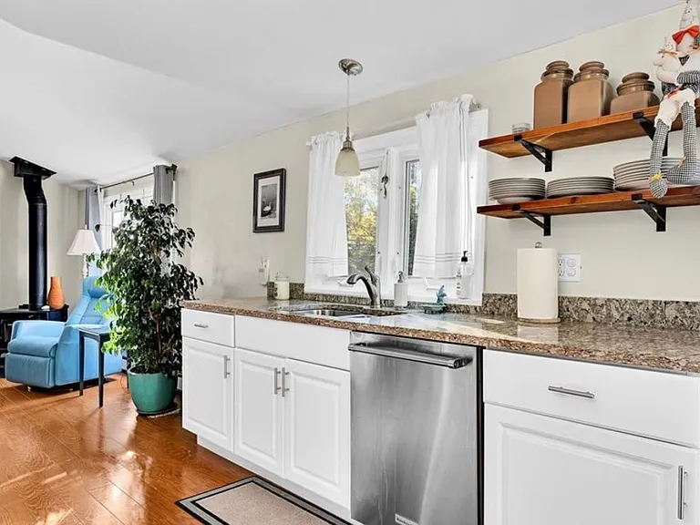 2BED2BATH HOME - KITCHEN