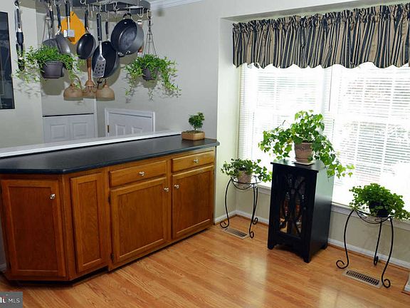 5th image of 100 Dunsford Ct