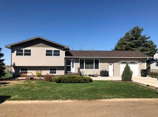 809 3rd St N, Hettinger, ND 58639