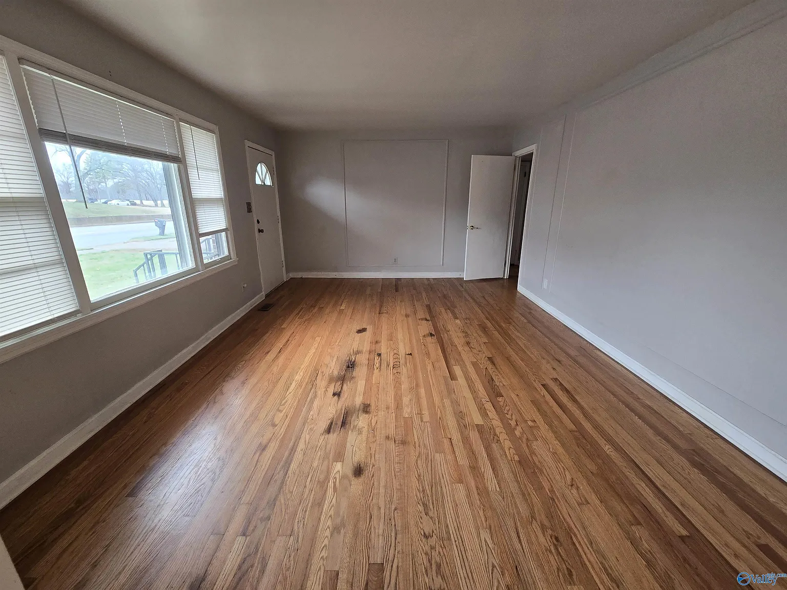 3 bed, 1.0 bath, 1320 sqft, $1,150 — Photo 2