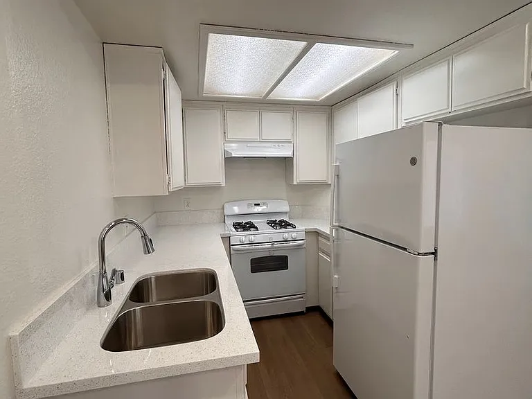 14135 Doty Ave — Photo 1