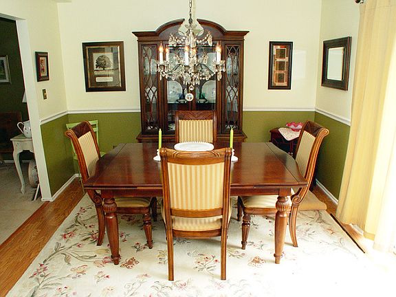 Dining area in kitchen w/sliders to patio