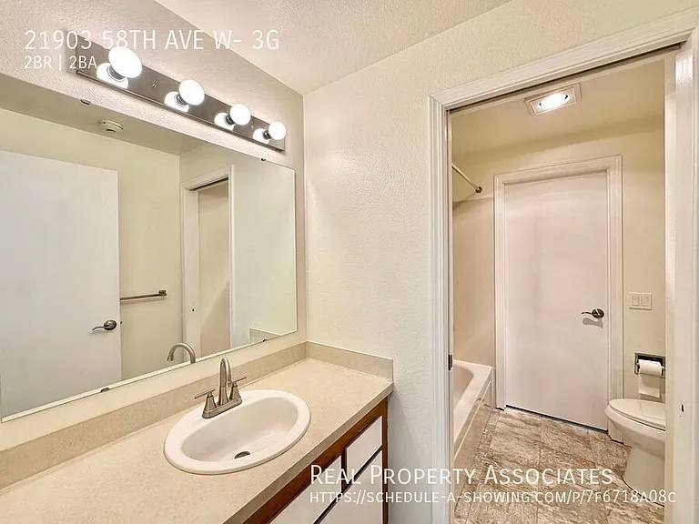 Hillcrest — Photo 29