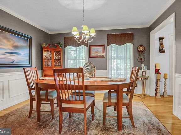 5th image of 132 Fox Hill Dr