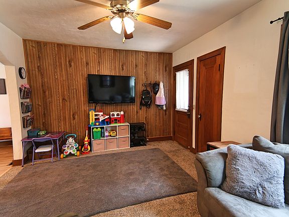 5th image of 825 Blaine Ave