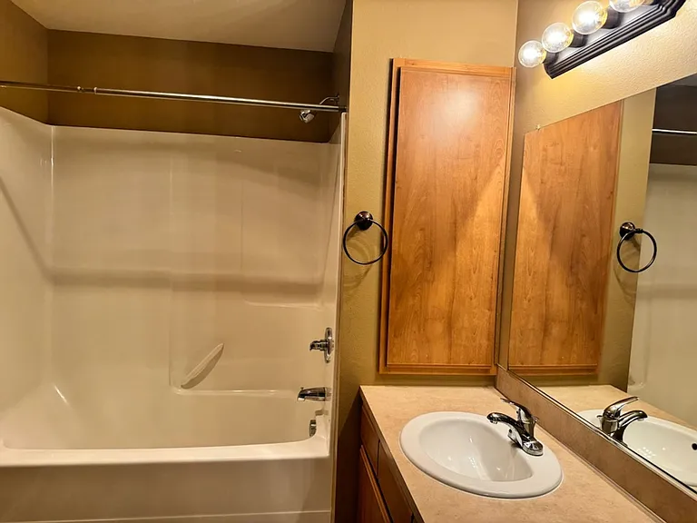195-Santiam Village Apartments — Photo 40