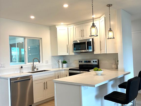 Kitchen - Fresh and bright with new appliances