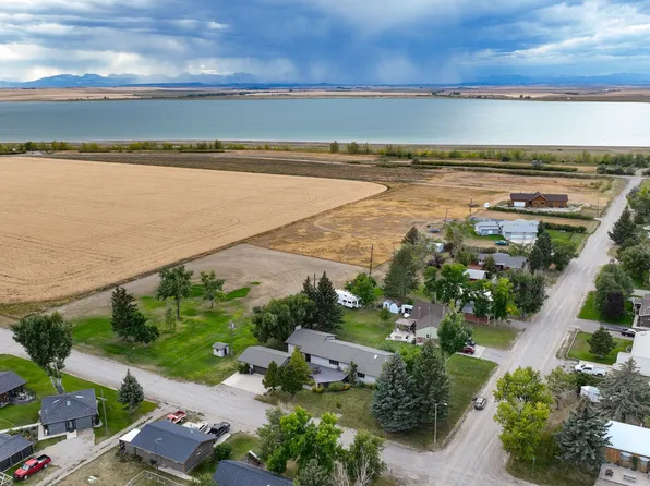 608 2nd St, Valier, MT 59486