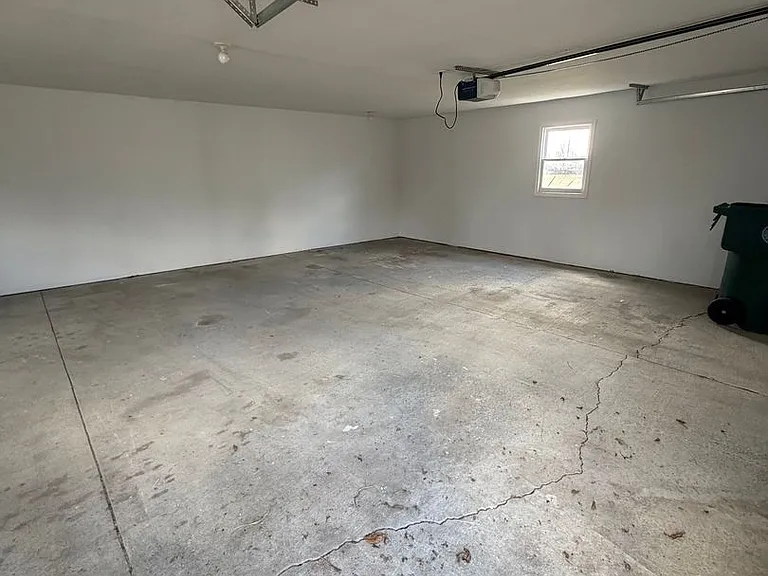 405 E Cowing Dr — Photo 4