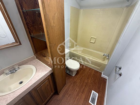 5th image of 4950 Chester Dr