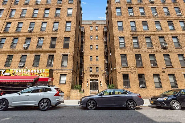 Sold by Thomas Lipovetsky, LREB | media 2