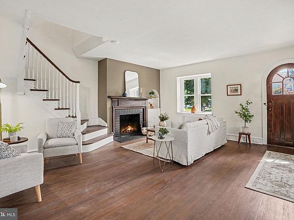5th image of 1407 Surrey Ln