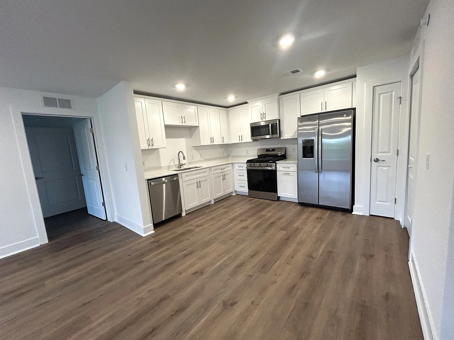 2 bed, 1156 sqft, $2,550 — Photo 4