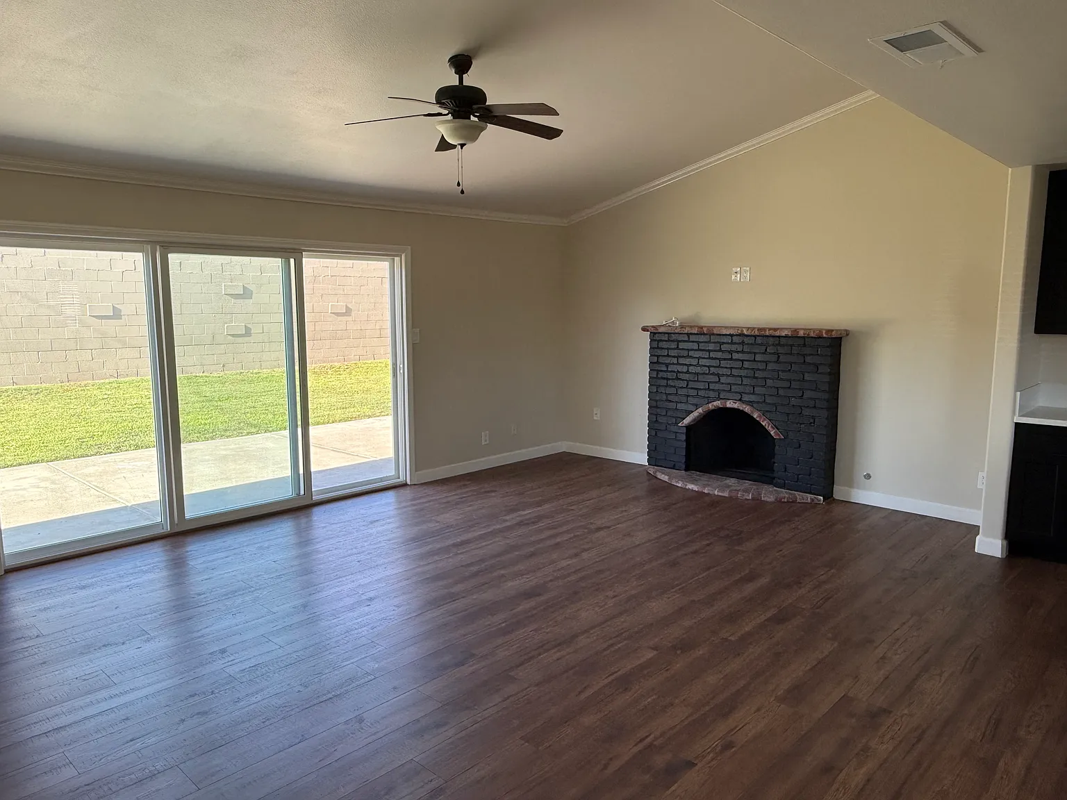 3 bed, 2.5 bath, 1333 sqft, $4,000 — Photo 4