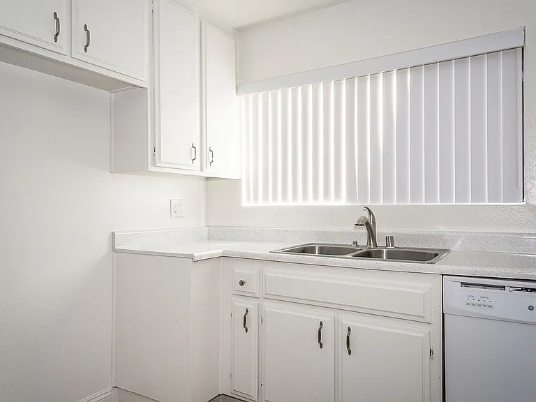 321 N Cedar St — Photo 47