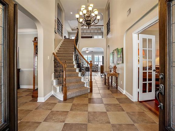 An impressive 2 story entry that has an easy to design tonal entry with natural tones.