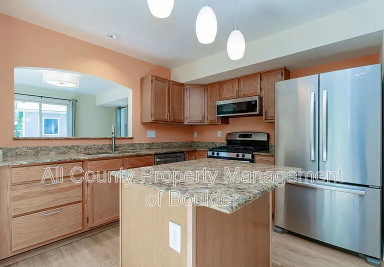 1288 Redwood Ave — Photo 8