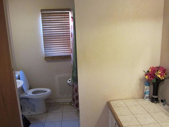 4th image of 807 E 4th St