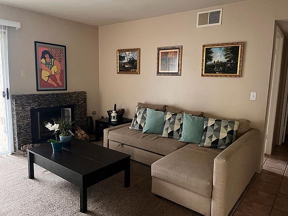 Spacious livingroom with fireplace.