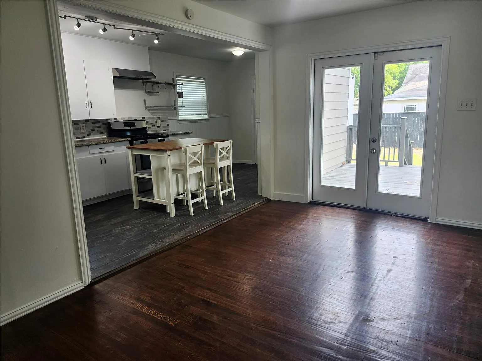2 bed, 1.0 bath, 1123 sqft, $1,695 — Photo 3
