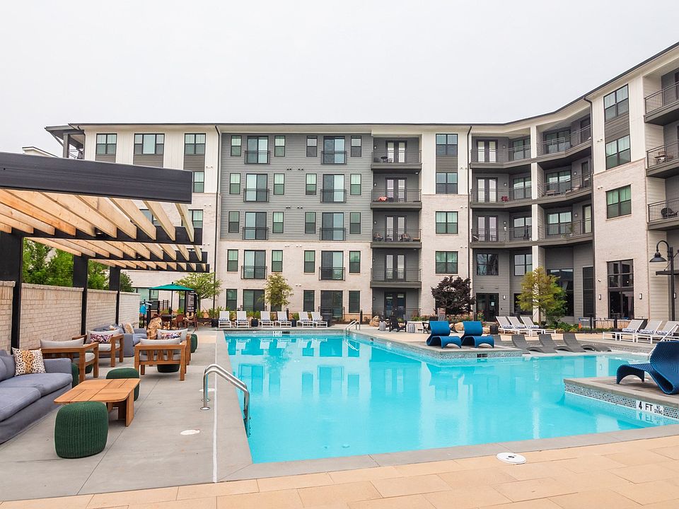 Resort-style Saltwater Swimming Pool with Tanning Ledges