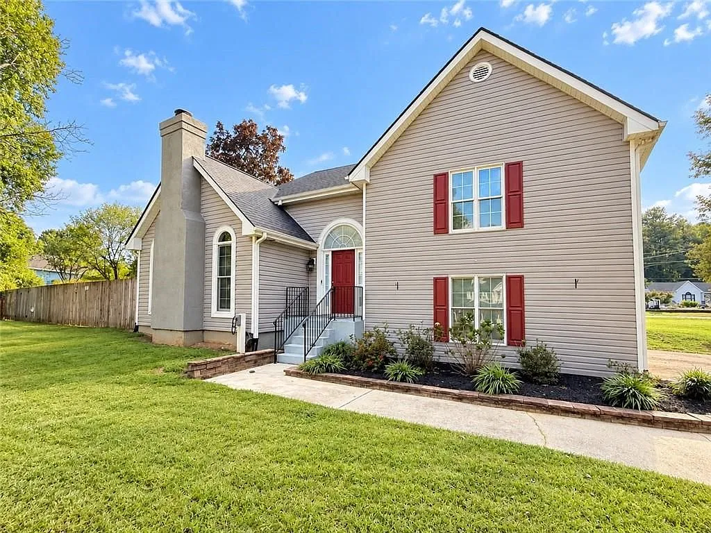 3 bed, 3.0 bath, 1692 sqft, $2,600 — Photo 3