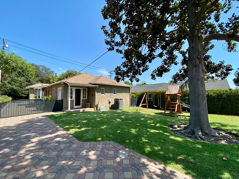 1051 N Wilson Ave — Photo 14