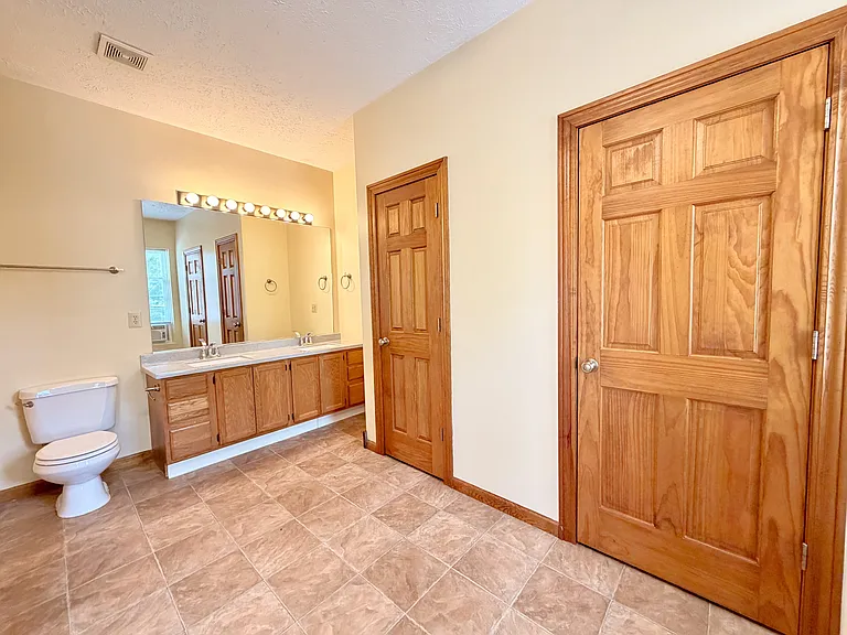 Upper Bath+Laundry