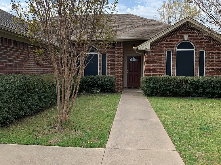 632 Oak View Ct — Photo 1
