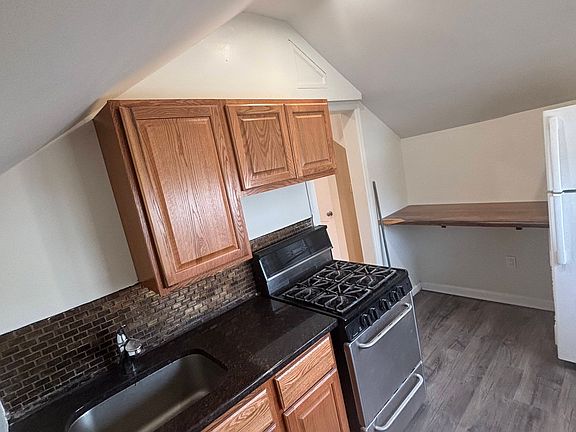 5th image of 15 Berkley Pl APT 2