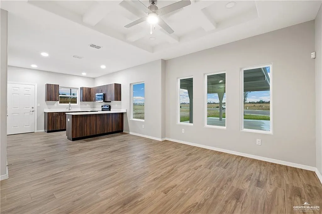 2 bed, 2.0 bath, 3678 sqft, $1,300 — Photo 3