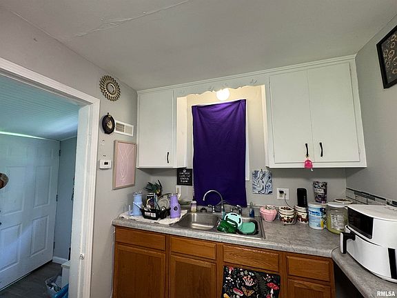 4th image of 901 E Wilson Ave