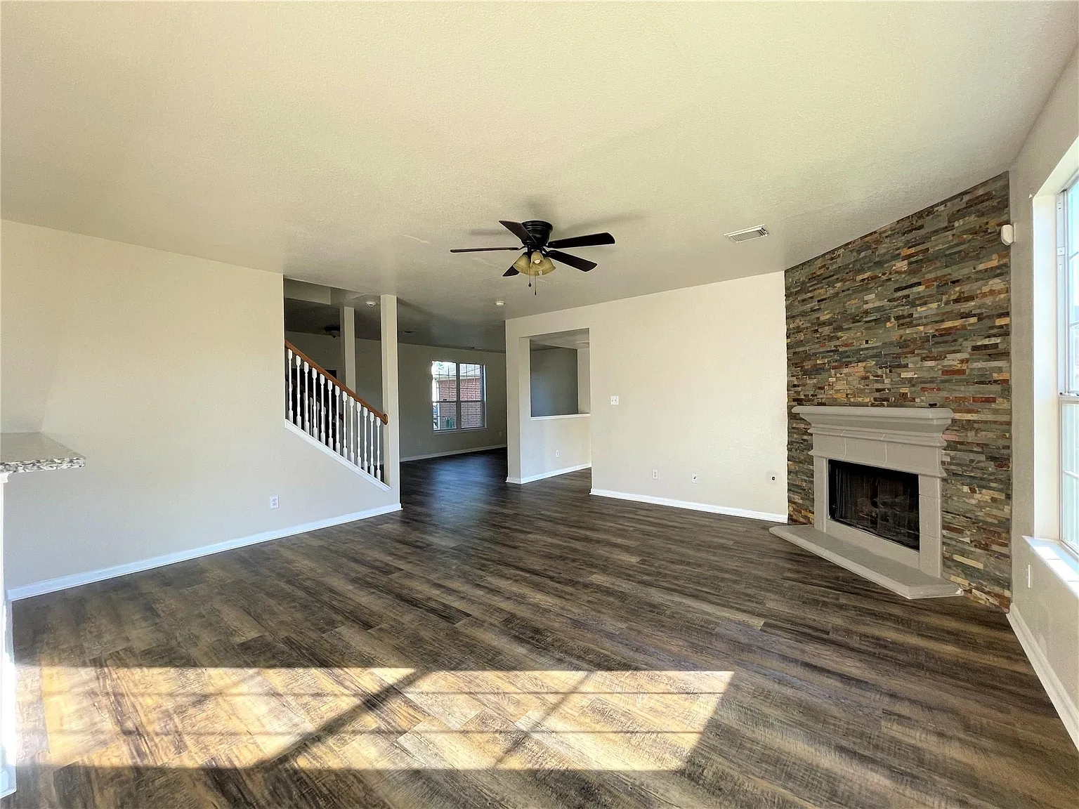 4 bed, 2.5 bath, 3064 sqft, $2,300 — Photo 2