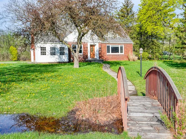 19150 Rainbow Dr, Lathrup Village, MI 48076