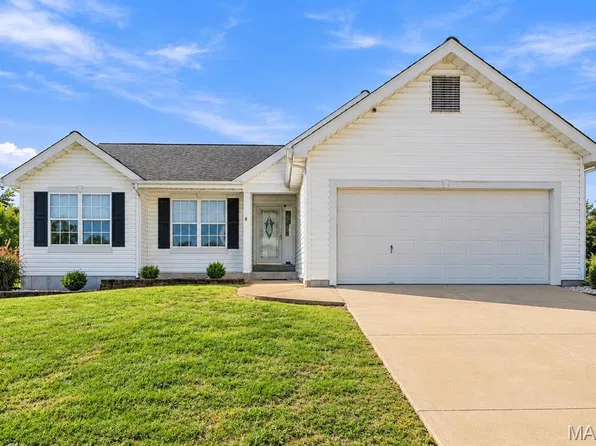 1002 Seasons View Dr, Fenton, MO 63026