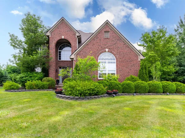 23640 Woodside Ct, South Lyon, MI 48178