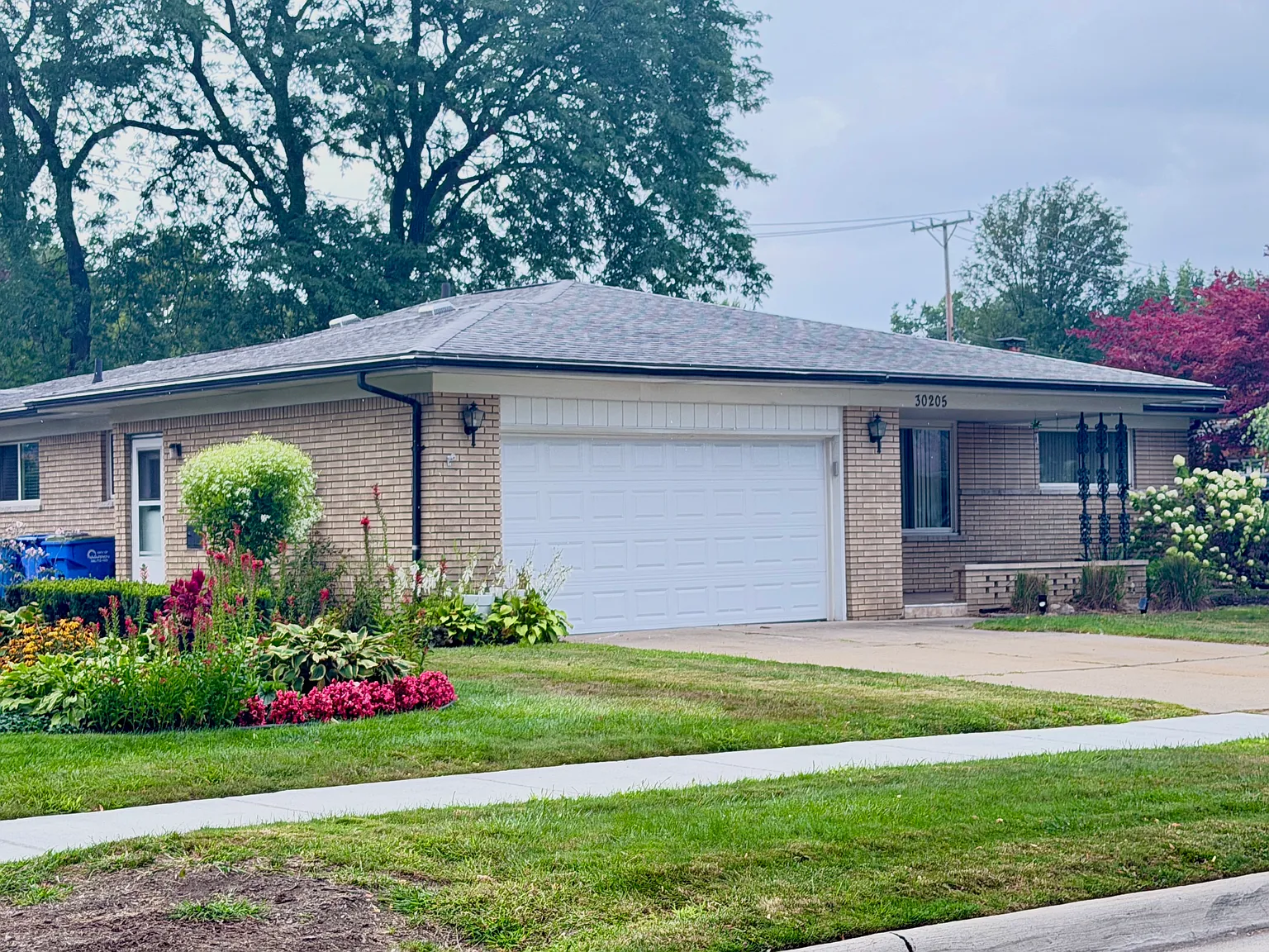 5 bed, 3000 sqft, $2,700 — Photo 1